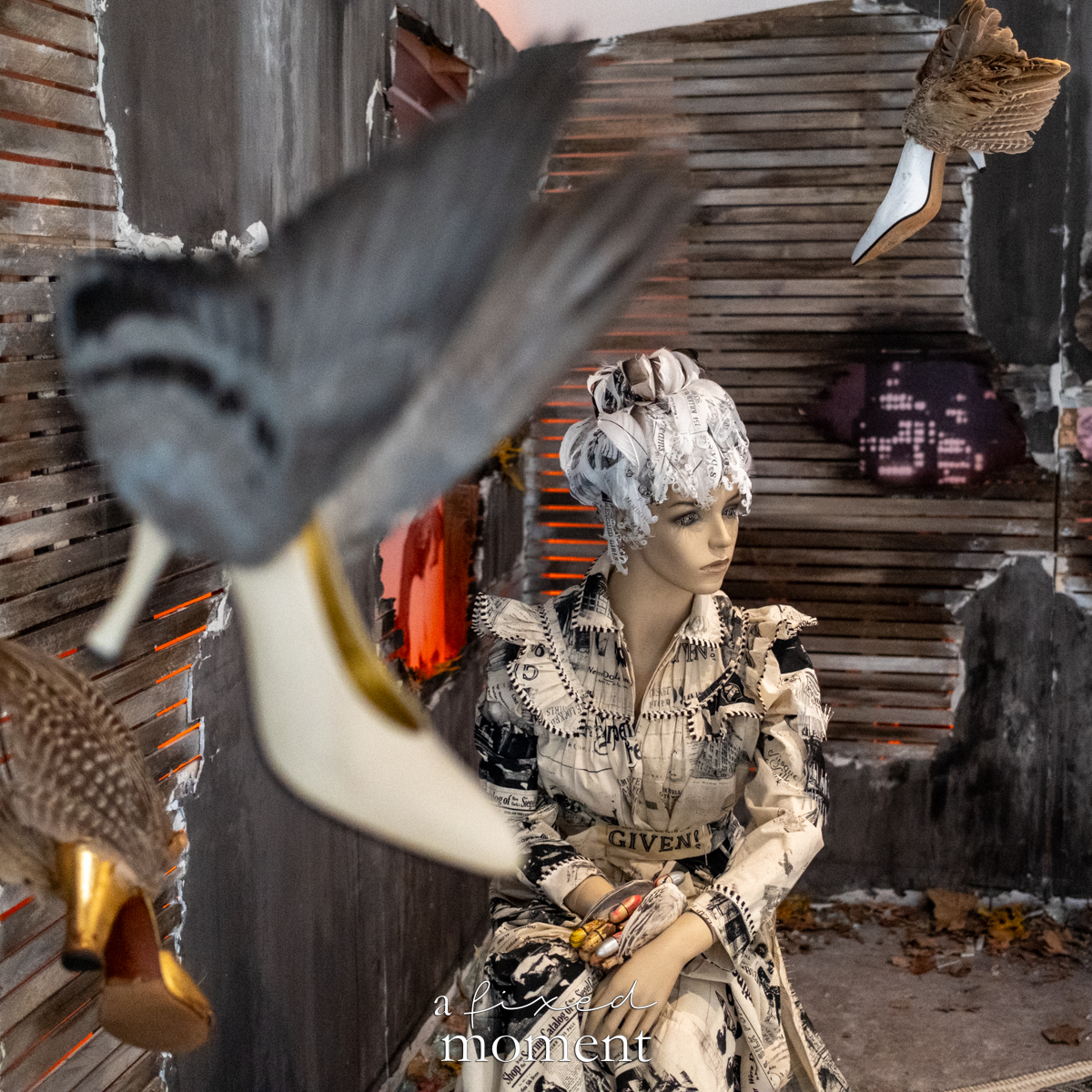 Installation figure floating heels