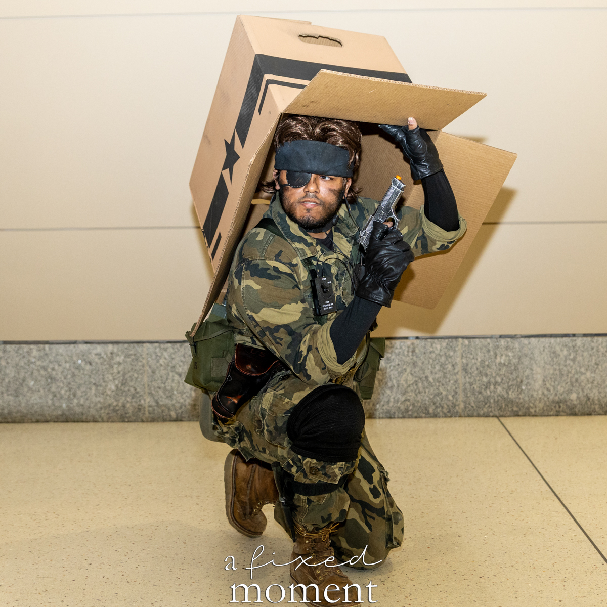 Metal Gear Snake-inspired cosplay by dennis.alexander with cardboard box at Fan Expo Philadelphia 2026