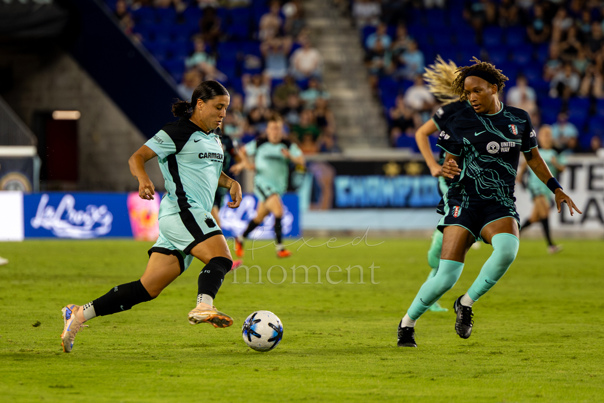 Sam Kerr dribbles the ball for Gotham FC against Kansas City Current