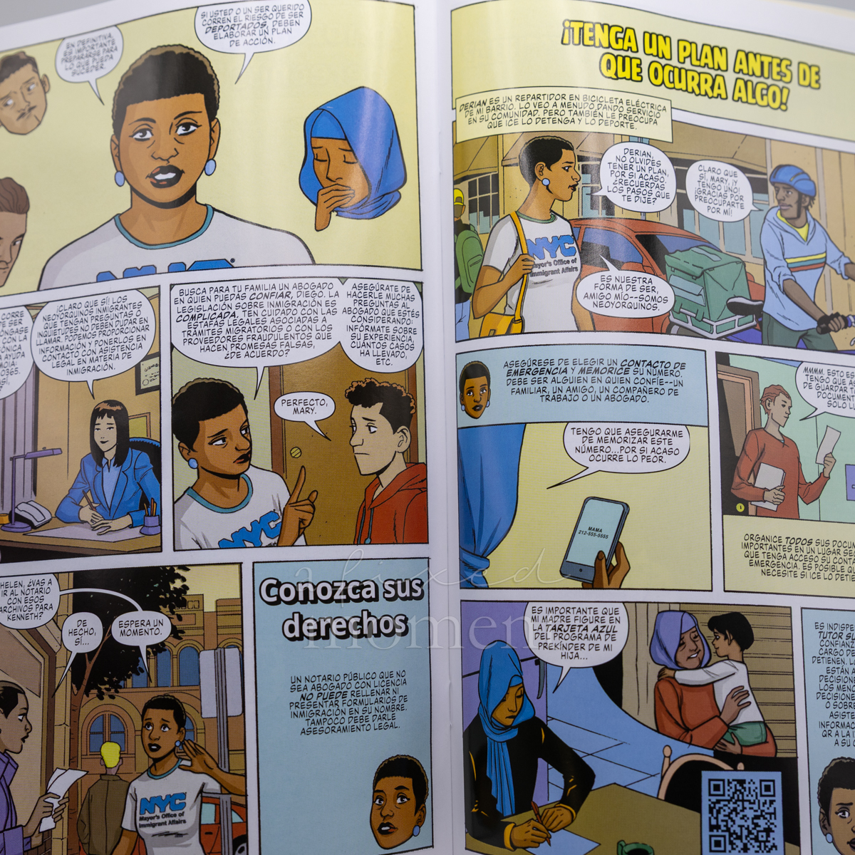 An open Spanish-language comic shows illustrated information about family preparedness, emergency contacts and finding legal assistance.